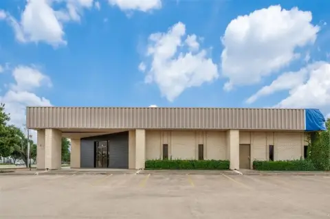 Lewisville Office/Retail with Ample Parking