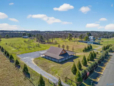 Crossville Veterinary Office with Apartment