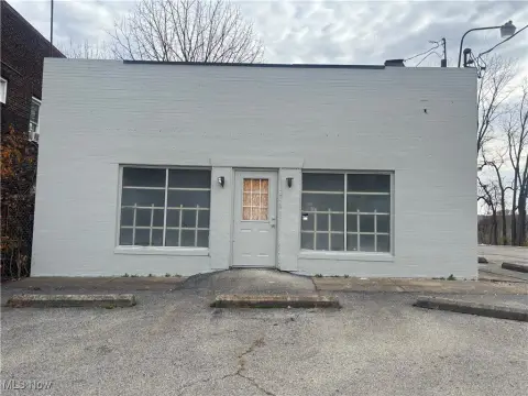 Youngstown Commercial Property with Parking
