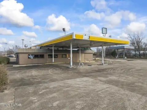 Gas Station with Canopy