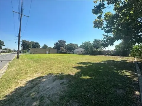 Commercial Lot in High-Traffic Location
