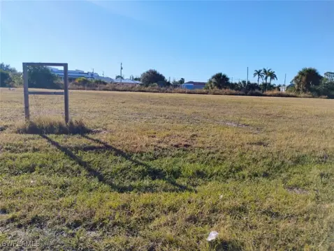 Residential Land in Cape Coral