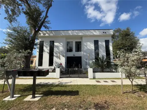Miami Fourplex: Modern Luxury Building