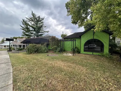 Retail Building in Downtown Bowling