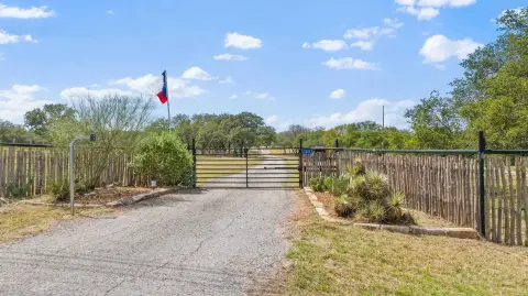 Highway 281 Retreat with Guest House