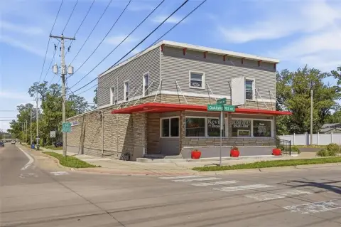 Picture of Mixed-use properties at 901 Oakland Road NE, Cedar Rapids, IA