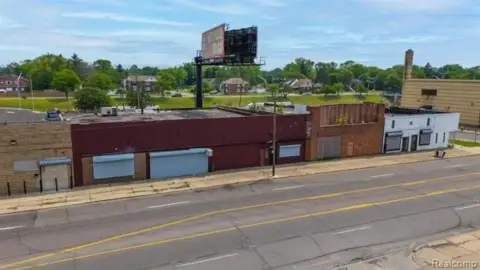 Harper Avenue Commercial Canvas