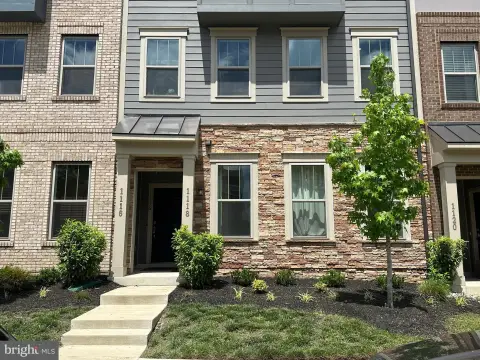 Refined Townhouse-Style Home in Leesburg