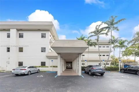 Corner Office Suite in Hollywood