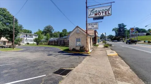 Historic Hot Springs Motel Court