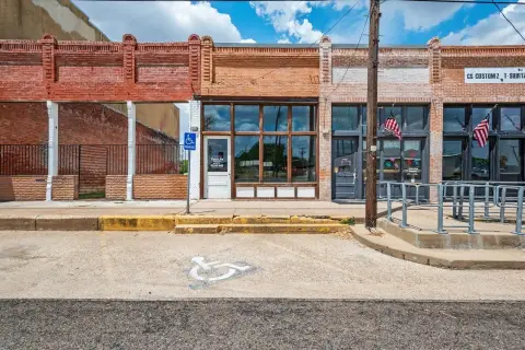 Courtyard-Access Storefront