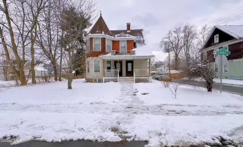 Spacious Duplex in Bellevue Neighborhood