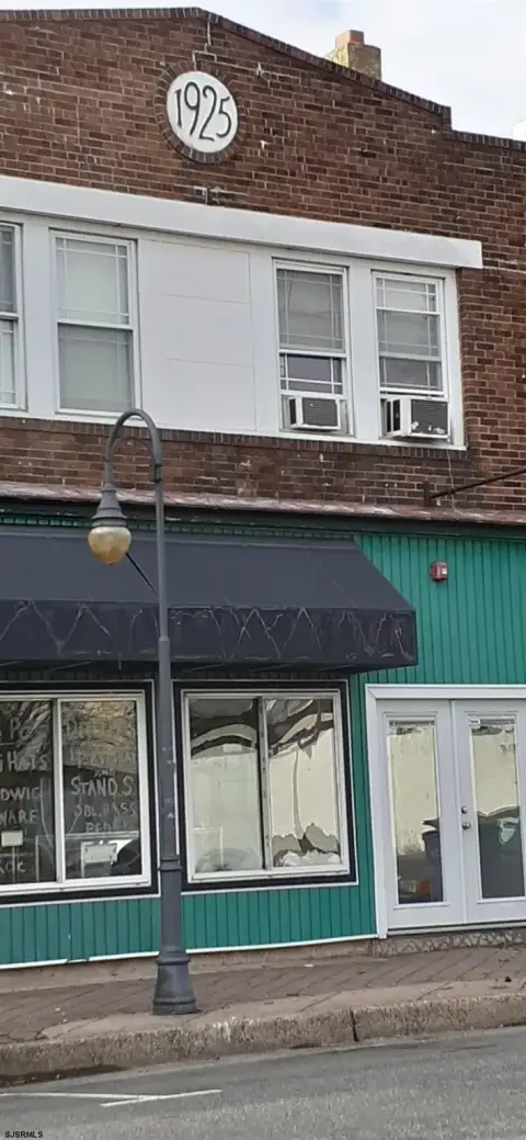 Mixed-Use Building with Apartment