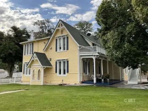 Victorian Apartment Building in Cedarville