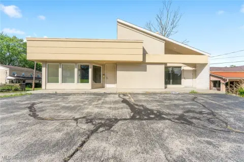 Versatile Commercial Property in Hubbard