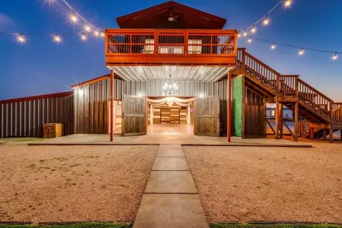 Versatile Barndominium Estate Near Glen Rose
