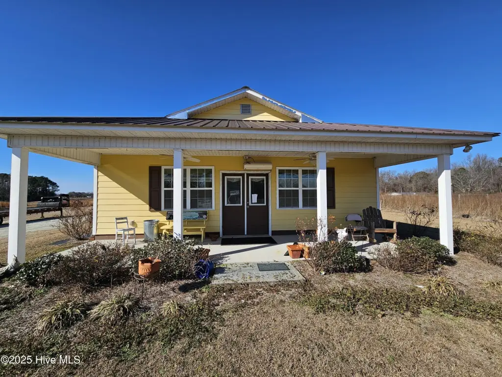 1752 Lyman Rd, Chinquapin, NC 28521