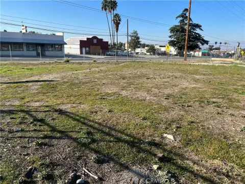 Commercial Lot in Growing Mentone
