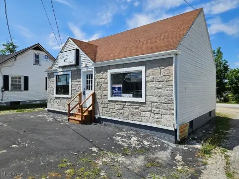Commercial Buildings on Mahoning Avenue
