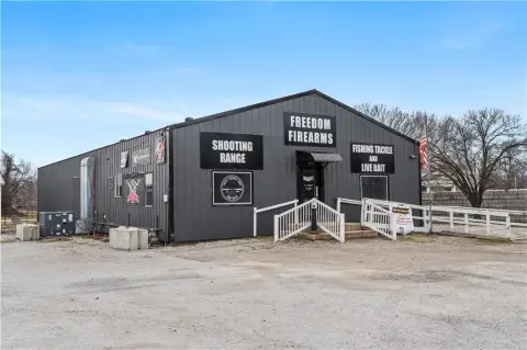 Versatile Commercial Property in Lamar, MO