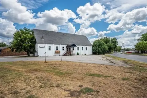 Ardmore Commercial Lot on Grand