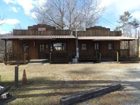 Commercial Building in Convenient Location