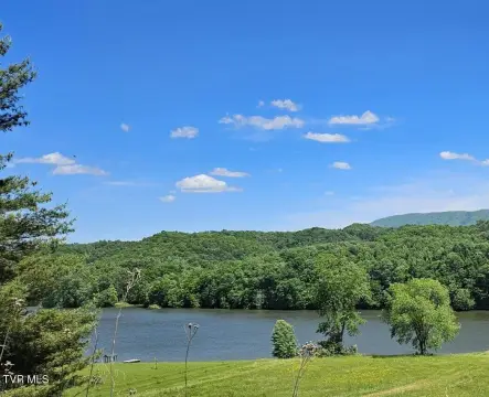 Secluded Lakefront Property in Abingdon