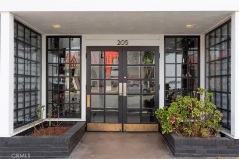 Retail Space on Victory Blvd