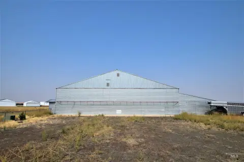 Grangeville Hangar with Extensive Facilities
