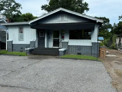 Commercial Building on High-Traffic Parkway