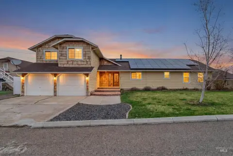 Nampa Multi-Generational Home with Income