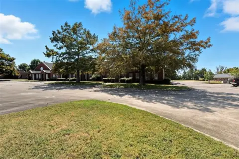 Prime Commercial Plaza in Paris, TX