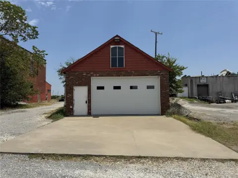 Flex Space with Overhead Door