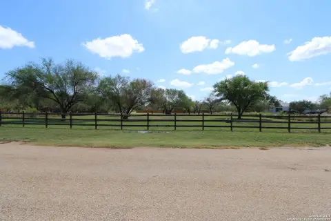 Residential Land in Devine, TX