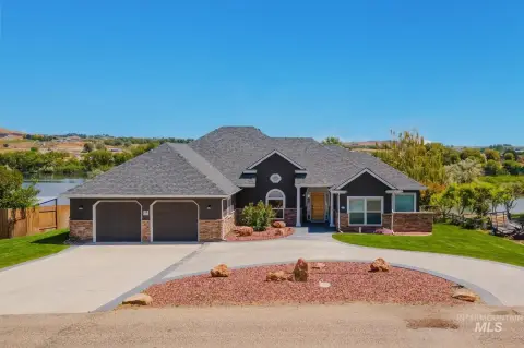 Riverfront Retreat on Snake River