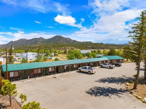 10-Room Motel with Apartment