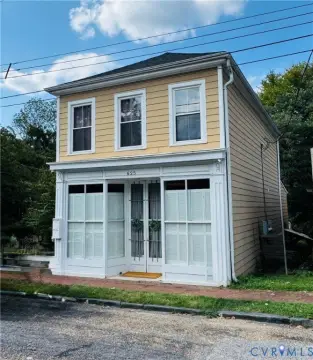 Remodeled Duplex With Live-Work Flexibility