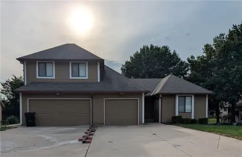 Maintained Duplex with Garage