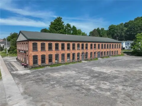 Versatile Commercial Building in Pulaski