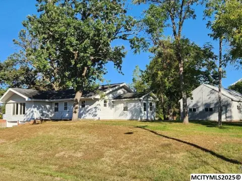 Acreage in Town - Plymouth, IA