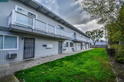6-Unit Townhome-Style Apartment Building