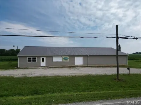 Versatile Commercial Building with Living Space