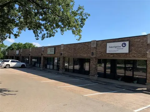 Versatile Commercial Plaza in Granbury