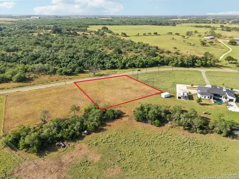 Expansive Lot in Floresville, TX