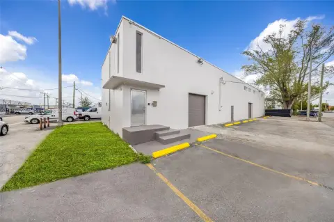 Hialeah Warehouse/Showroom/Office For Lease
