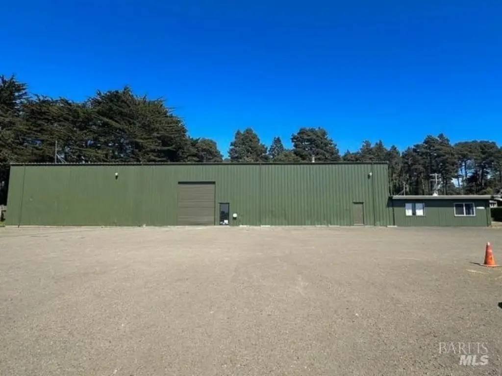 32940 Collins Ln, Fort Bragg, CA 95437