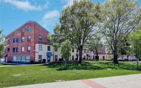 Commercial Condo in Corliss Landing