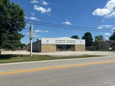 Spacious Commercial Building on Highway