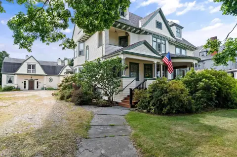 Historic Inn with Restaurant Lease