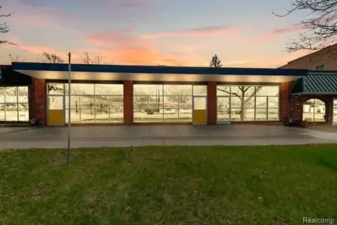 Versatile Commercial Space on Van Born